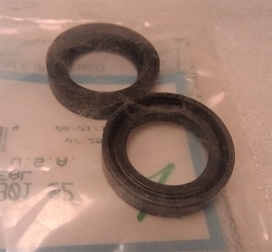 Multiple pieces are pictured, however price is per piece. 